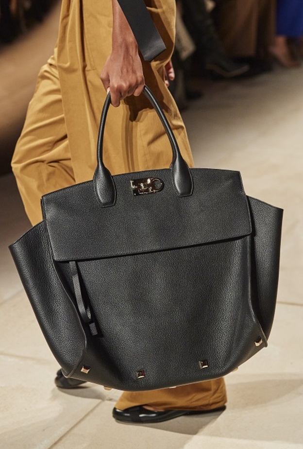 حقائب يد ربيع وصيف 2022 بحجم كبير وتصميم رائع من Salvatore Ferragamo