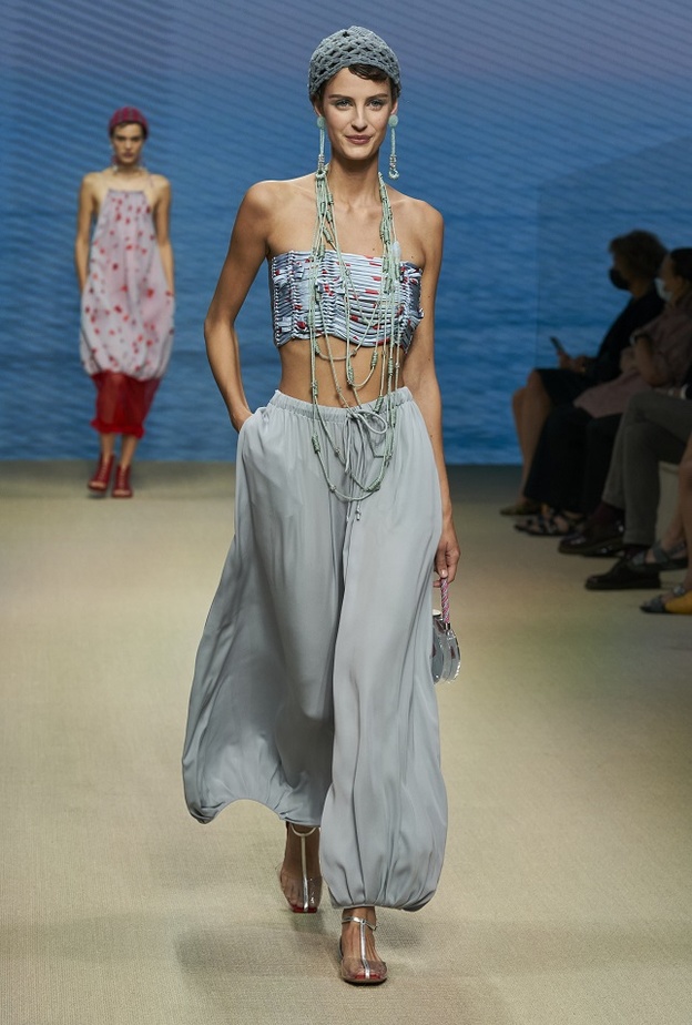 تنسيق السروال القماش الواسع مع الكروب توب للوك جذاب من Giorgio Armani