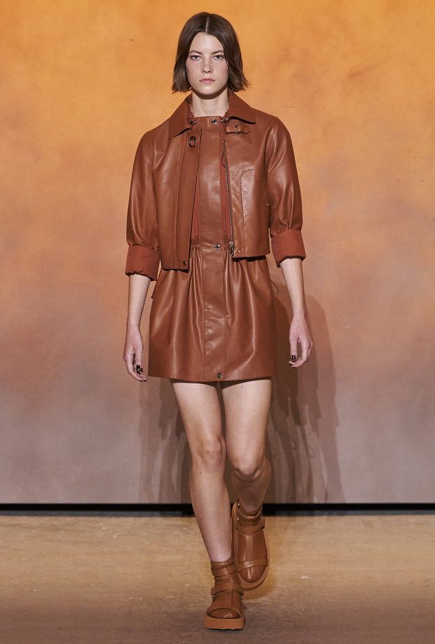 أفكار لتنسيق أزياء الجلد البني بأسلوب ملفت في ربيع 2022