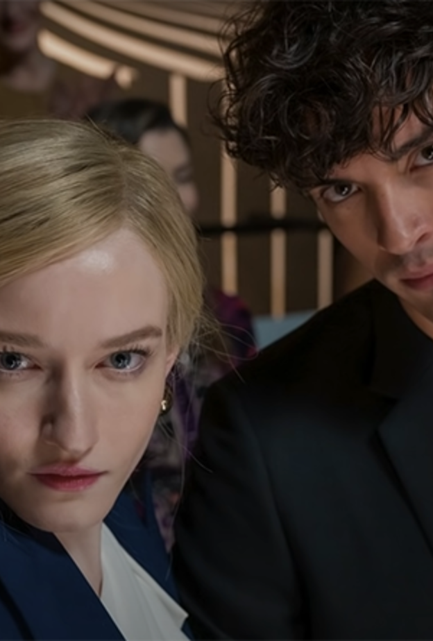 Inventing Anna.. "جوليا جارنر" تكذب وتُصدق أكاذيبها في دراما مُراوِغة وبطيئة الإيقاع