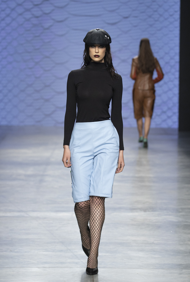 طرق تنسيق شورتات البرمودا الواسعة لإطلالة مريحة في صيف 2022