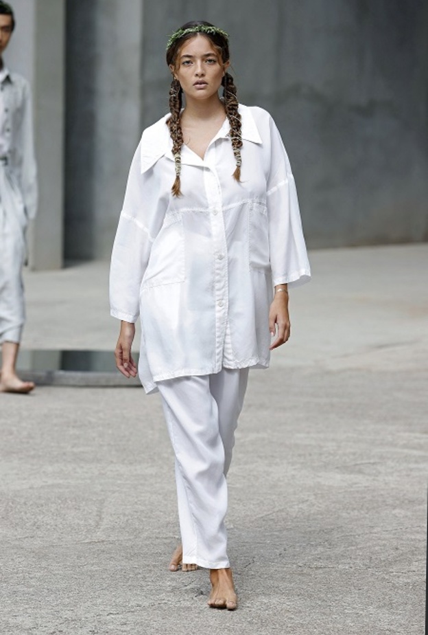 إطلالات عصرية ومريحة بملابس بيضاء فضفاضة من Julia Escriba