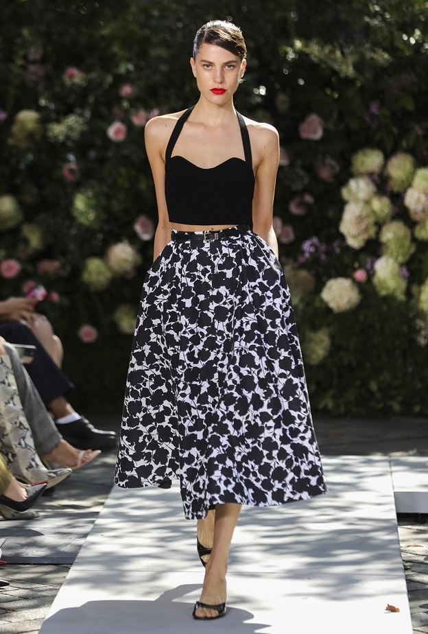 طرق تنسيق التنورة الميدي بأسلوب شيك من Michael Kors