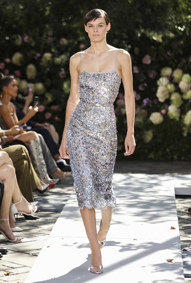 إطلالات باللّون الفضي للصيف بأسلوب أنيق من Michael Kors