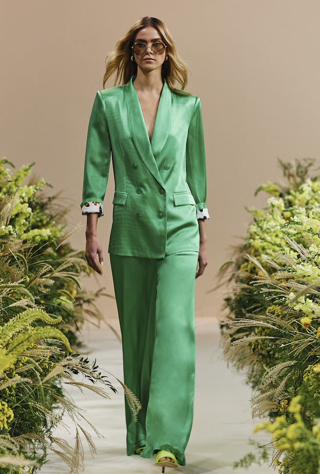 تصميم شبابي وعصري للبدلة السوداء من Christopher Esber