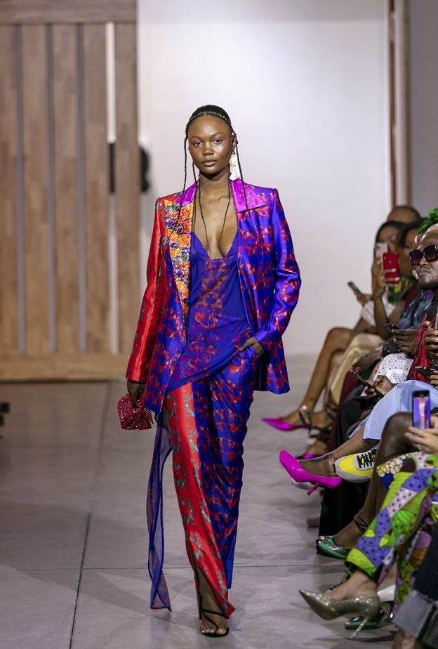 تنسيق إطلالات بالألوان المتضاربة للصيف للوك ساحر من Lisa Folawiyo