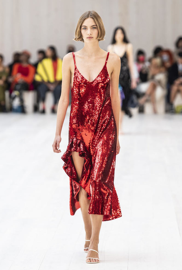 موديلات فساتين سهرة بالترتر لمناسبات ربيع 2022