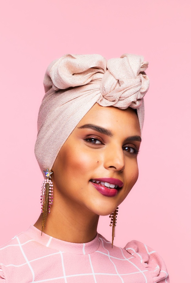 إطلالة الحواجب المحدّدة والشفّافة من Benefit Cosmetics