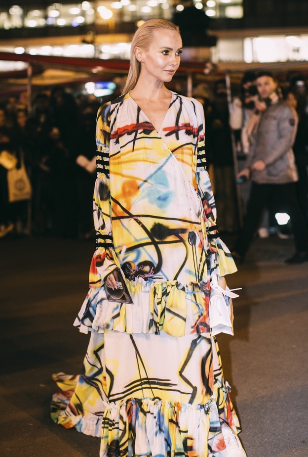 تصاميم مريحة وقصات عصرية في إطلالات متابعات الموضة في باريس 2022