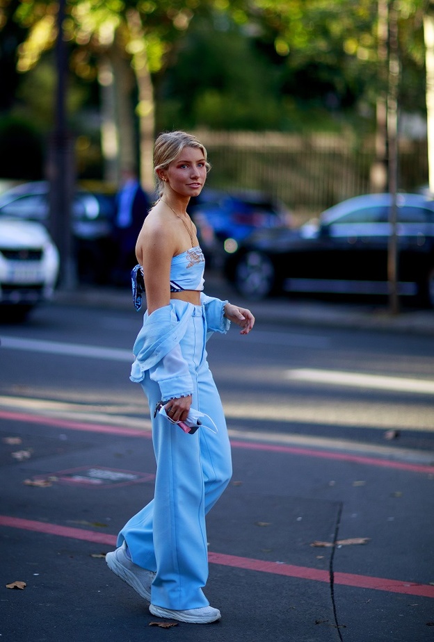 تنسيق إطلالات عملية مريحة بأسلوب الطقم 