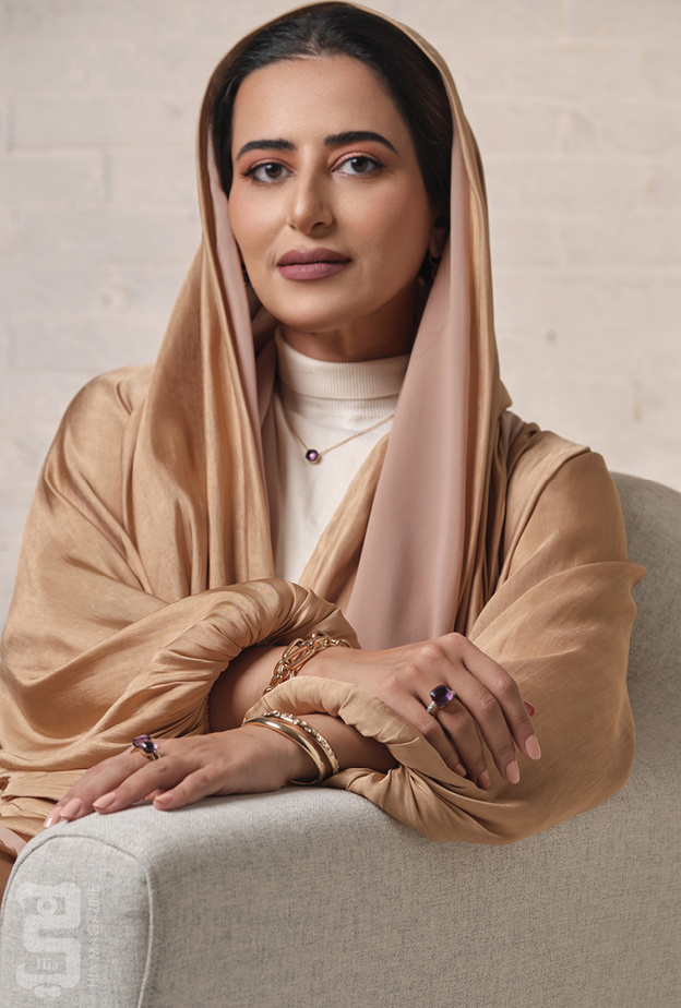 أقراط وعقد وخواتم من مجموعة "نودو" Nudo وأساور من مجموعة "أيكونيكا" Iconica جميعها من دار "بوميلاتو" Pomellato