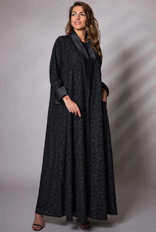 الأسود الراقي مع تطريزات الورود الناعمة بعباية من Al Khazna Al Zahabiya