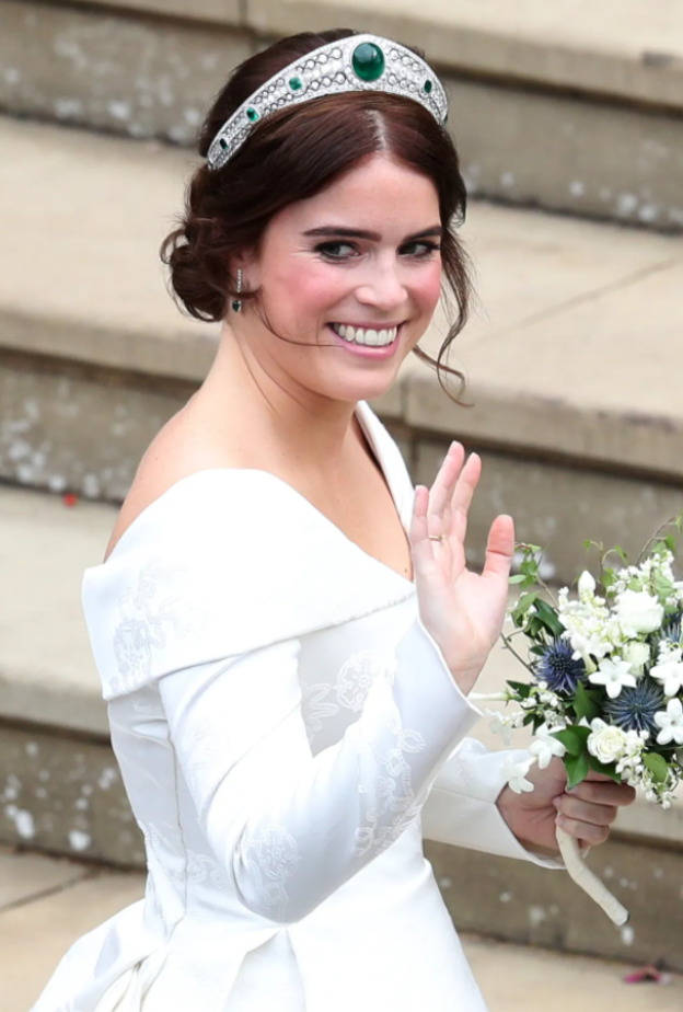 أجمل قطع المجوهرات الملكية المرصعة بالأحجار الكريمة من اللون الأخضر