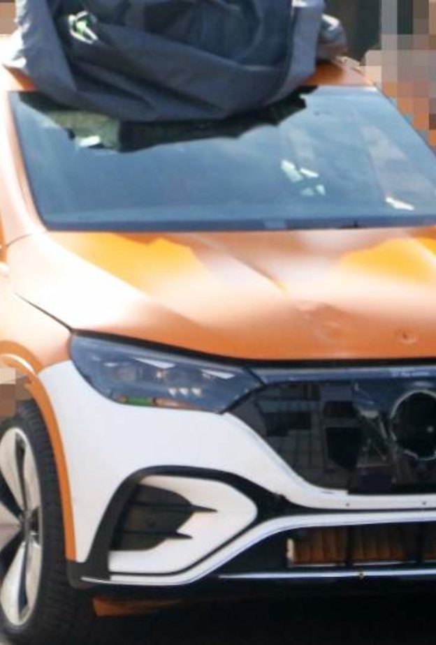 التقاط أول صور لسيارة مرسيدس EQE SUV الكهربائية بدون تمويهات