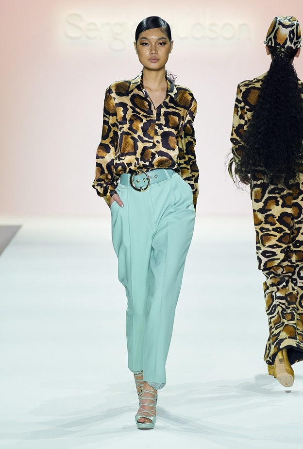 طرق تنسيق القميص للصيف بأسلوب عصري لافت من Sergio Hudson