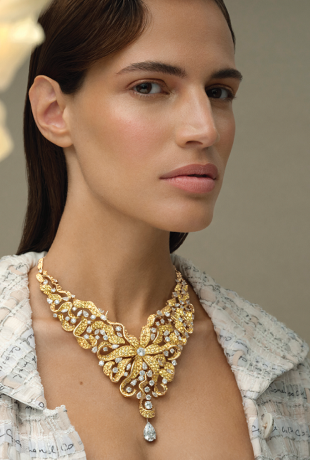 من مجوهرات "شانيل" الراقية CHANEL High Jewelry عقد "إيلانغ إيلانغ" Ylang Ylang من الذهب الأصفر والبلاتين والألماس والصفير الأصفر.