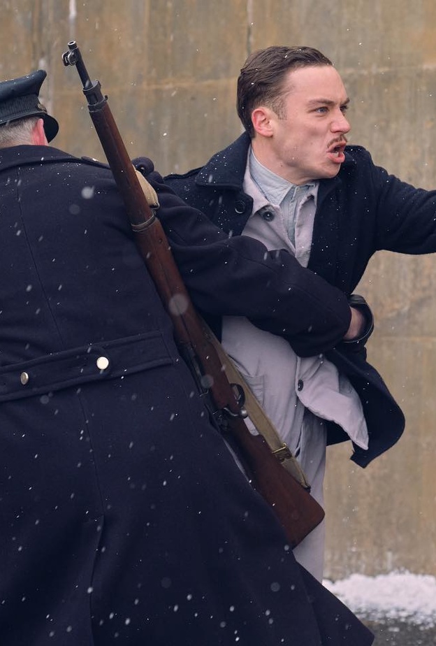 فيديو اندلاع حريق هائل في موقع تصوير مسلسل "بيكي بلايندرز"