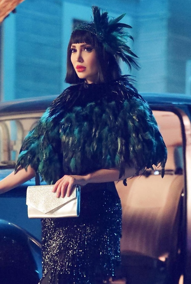 نسرين طافش تشوق الجمهور لـ مسلسلها الجديد بإطلالة غير تقليدية من الريش 