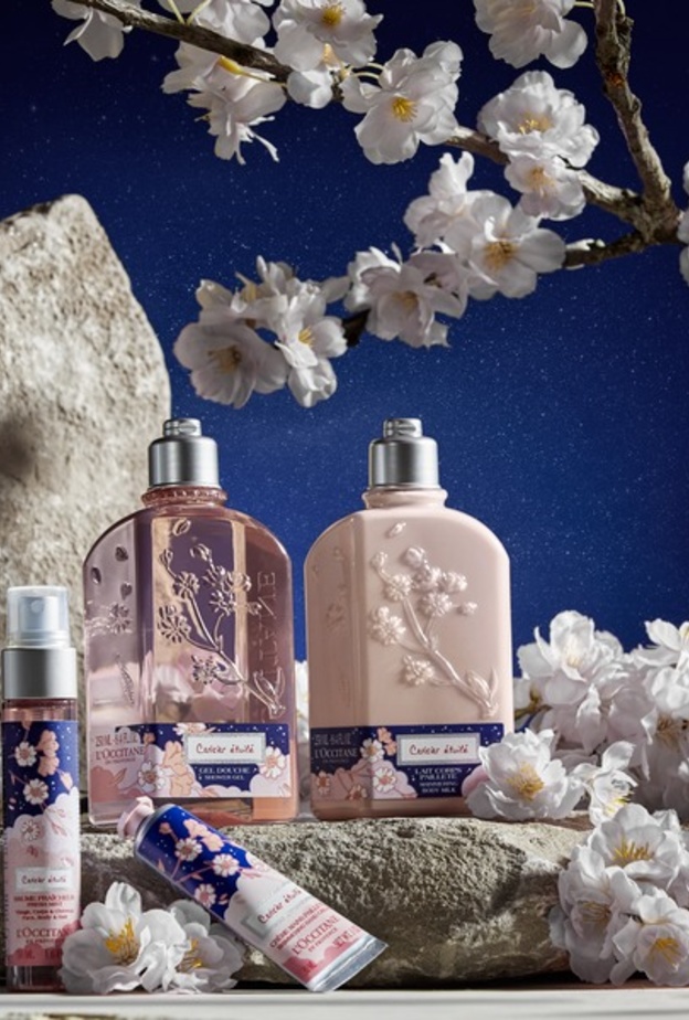 أزهار الكرز عندما تغمر سماء بروفانس المتلألئة الأزهار ببريق سحري وغامض