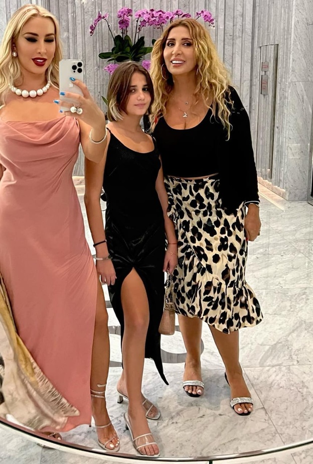 أجمل إطلالات جويل مع والدتها وابنتها