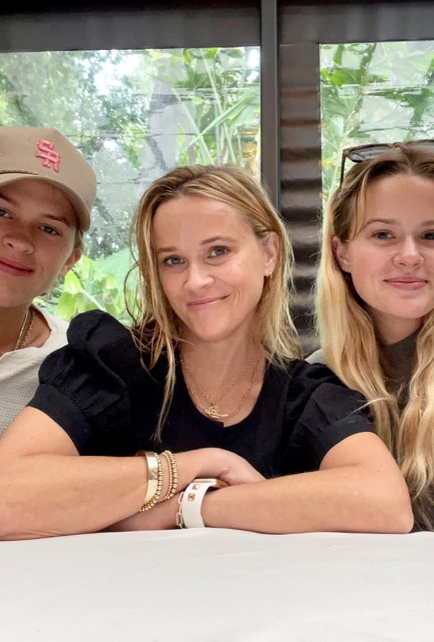 أبرز صور النجمات العالميات مع أبنائهن