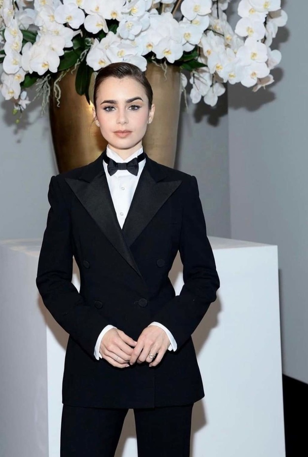 ليلي كولينز تتألق بإطلالة كلاسيكية