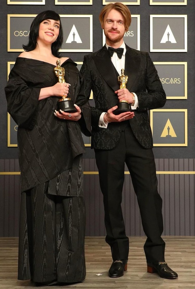 بيلي إيليش وأخيها