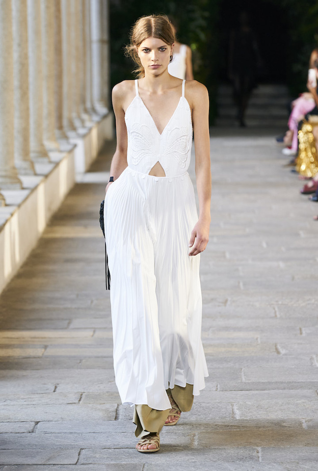 إطلالات كاجوال شبابية وعصرية من عروض صيف 2022