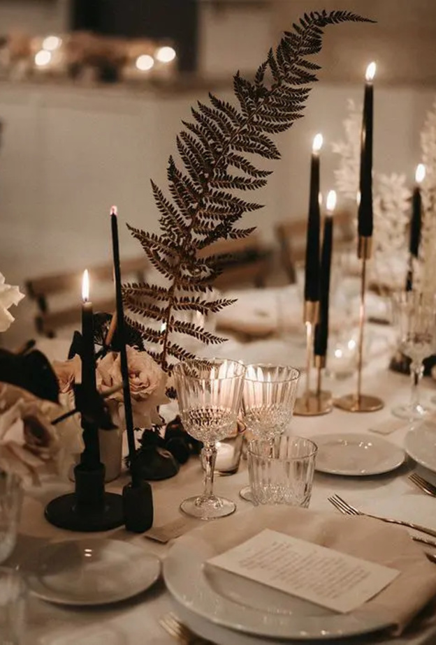 أفكار رائعة لديكور طاولات الزفاف باللونين الأبيض والأسود