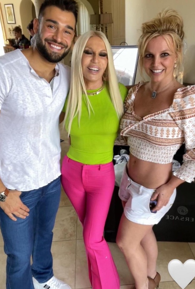 بريتني سبيرز تكشف عن زيارة دوناتيلا فيرساتشي مصممة فستان زفافها لها