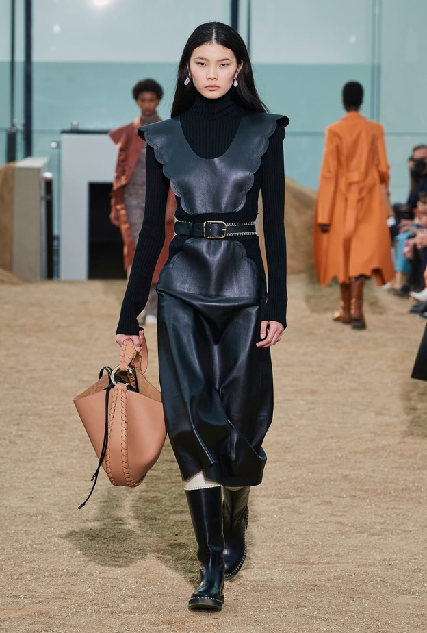 الفستان الأسود بالكامل الذي تميّز بقصة الأكتاف البارزة