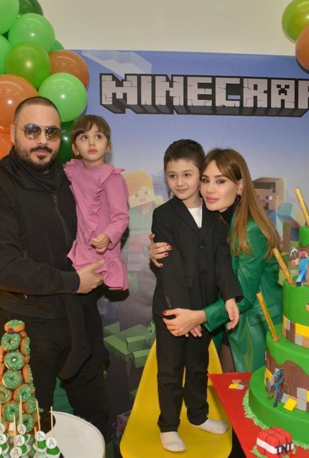 رامي عياش وزوجته وابنائهما