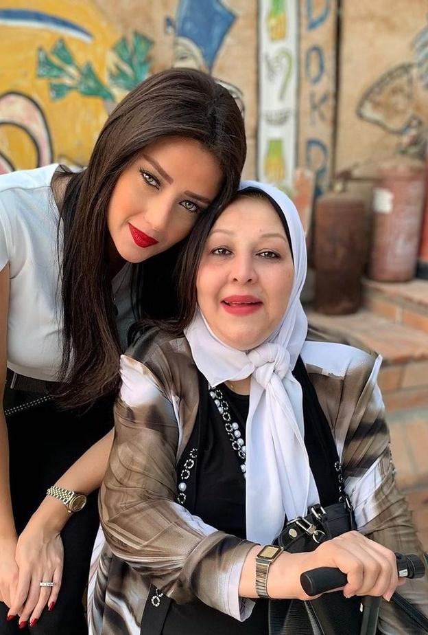 رضوى الشربيني ووالدتها