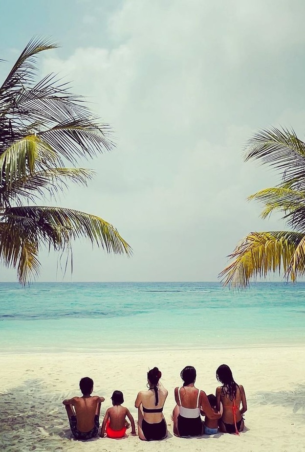 بالصور كارينا كابور تعود إلى مومباي بعد عطلة قصيرة في المالديف