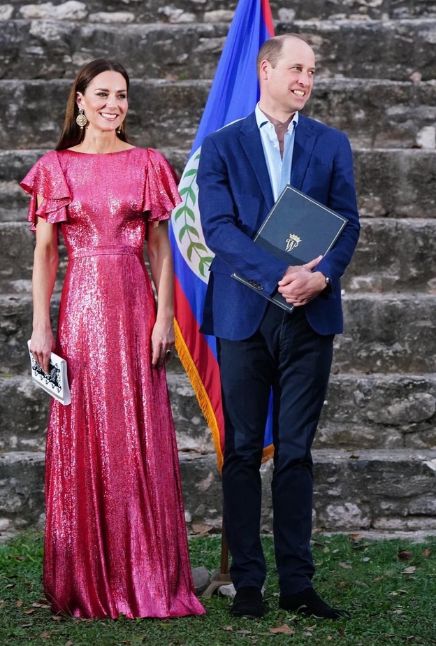 هكذا يتواصل الأمير جورج مع والديه خلال جولتهما الرسمية في الكاريبي