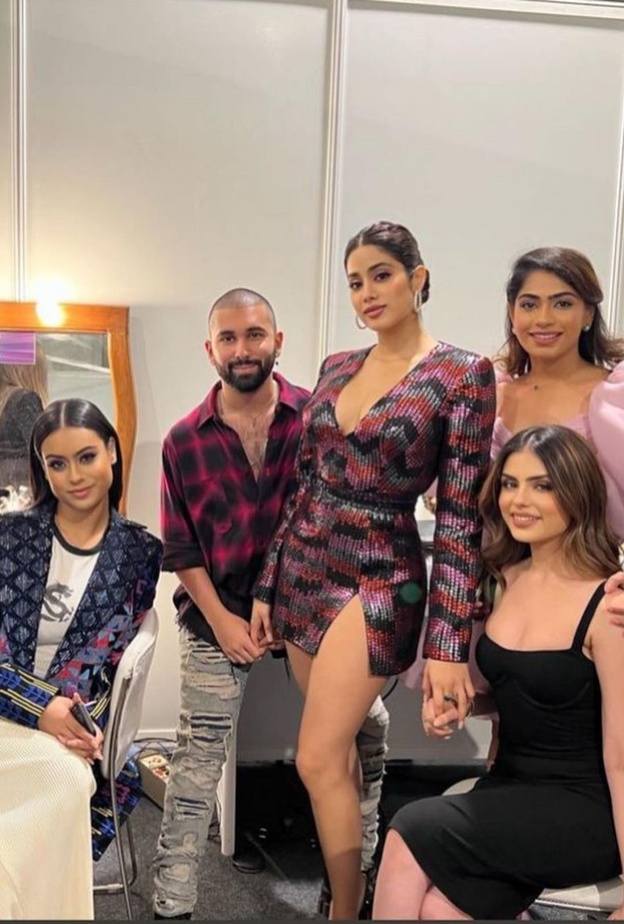 جاهانفي كابور تحتفل للظهور الأول لابنة عمها شانايا كابور كعارضة أزياء