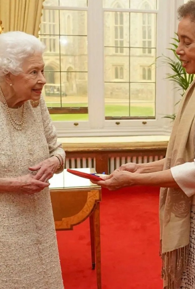 ملكة بريطانيا تقدم ميدالية الملكة الذهبية للشعر إلى جريس نيكولز