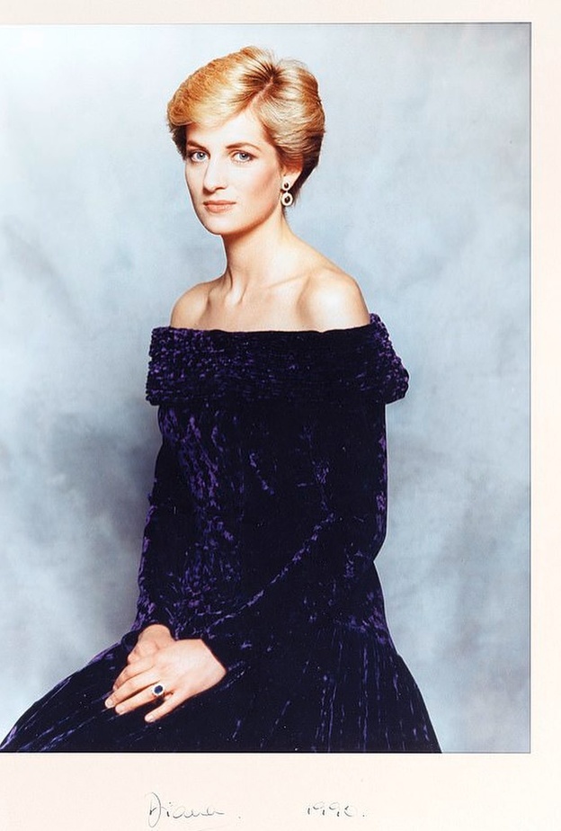 صورة رسمية للأميرة ديانا وهي في الخامسة والعشرين تعرض للبيع في مزاد علني