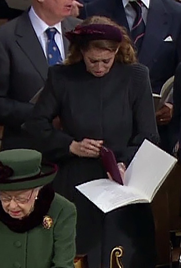 بالصور الأميرة بياتريس تنفجر باكيةً في حفل تأبين جدها الراحل