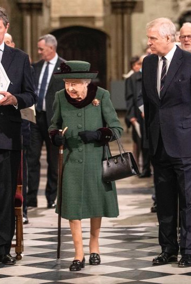 ما الخطوة التي قامت بها الملكة في حفل تأبين زوجها وأزعجت الأميرين تشارلز ووليام؟