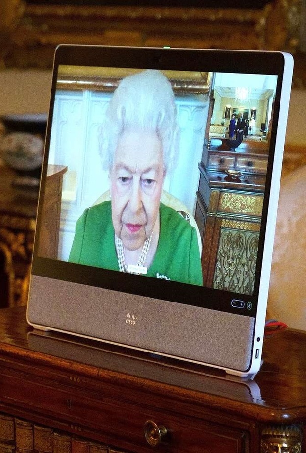 ملكة بريطانيا تقوم بأولى مهماتها الرسمية منذ التعافي من كورونا