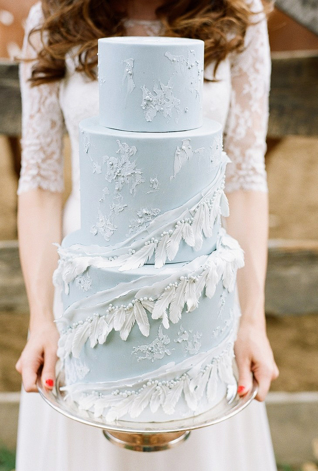 أروع كعكات الزفاف المزينة بأشكال الريش