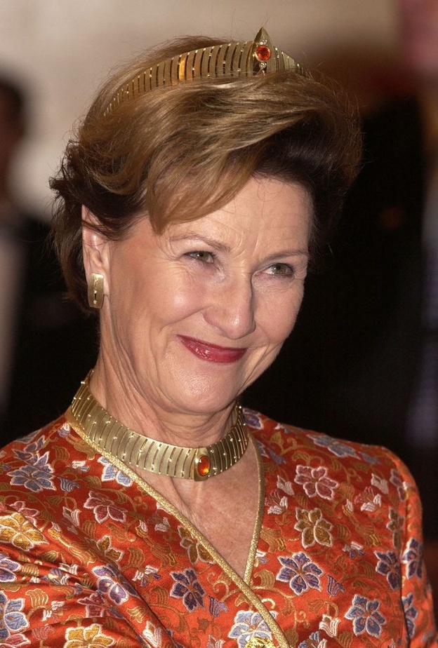 أفخم الأطقم المرصعة بالأحجار الكريمة من صندوق مجوهرات سيدات العائلات الملكية