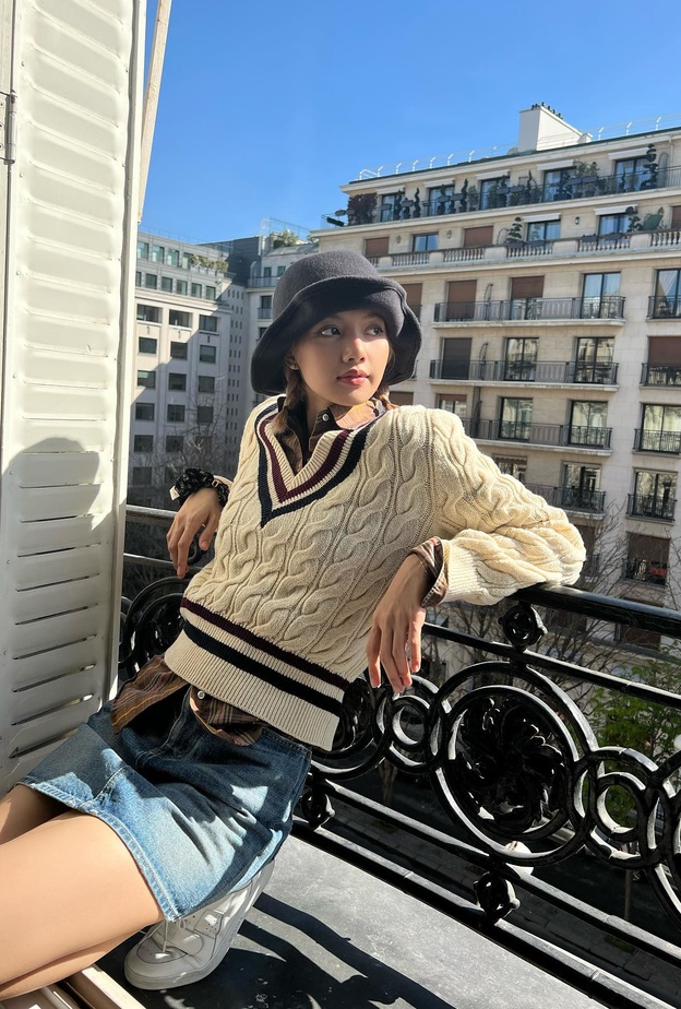 ما بين الأزياء العملية وغير المألوفة..نجمات فرقة BlackPink يودعن الشتاء بإطلالات شبابية خاطفة