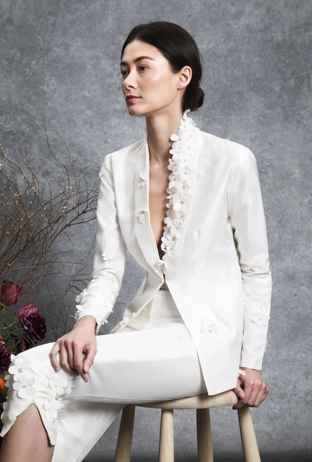 موديلات بدلات بيضاء مميزة تناسب يوم عقد القران