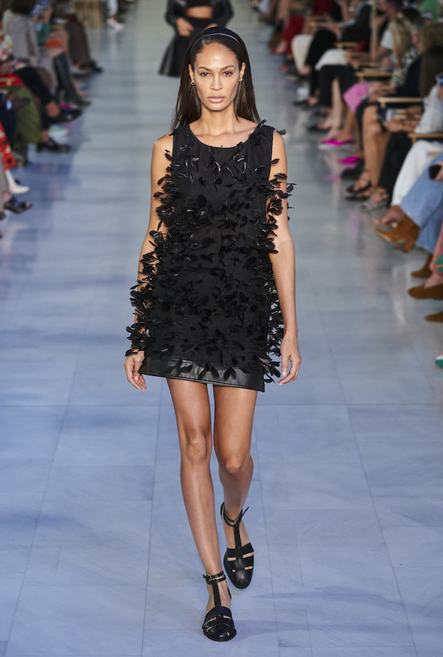 الريش الفاخر زيّن كامل فستان السهرة الزهري بتصميم من Hannibal Laguna