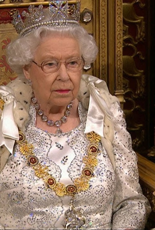 ملكة بريطانيا أصبحت تجد صعوبة حقيقية في الوقوف على قدميها