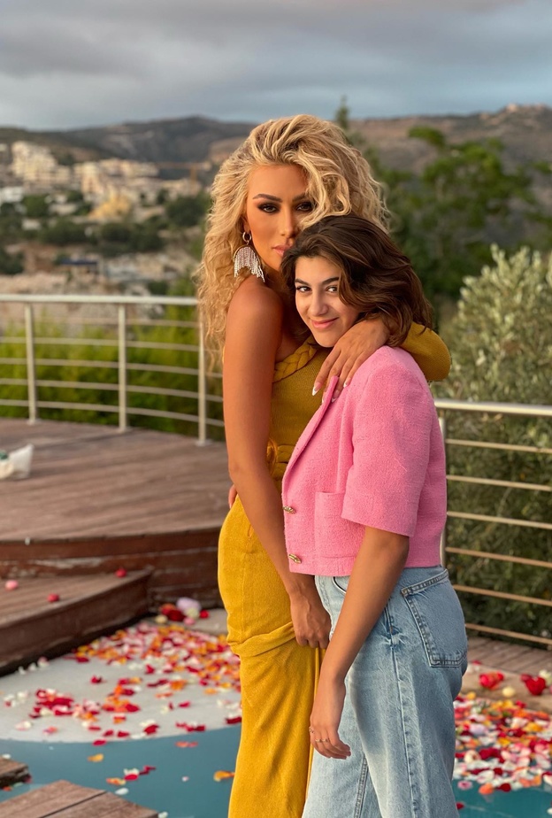 مايا دياب وابنتها 