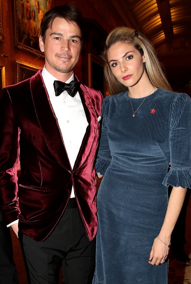 جوش هارتنيت يتزوج من صديقته تامسين إيغرتون