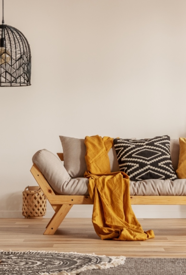 اكسسوارات بالأصفر الخردلي لديكور غرفة معيشة عصرية